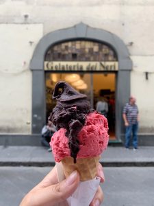 Helado de chocolate y frambuesa en una de las mejores heladerías de Florencia, la Gelateria dei Neri