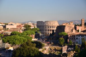 Coliseo Romano al atardecer en Roma