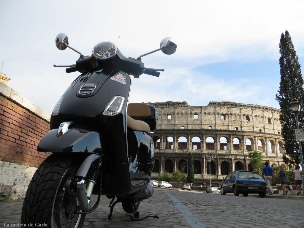 Alquilar una moto en Roma: moto en el Coliseo