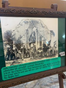 Imagen antigua en la que se ve el templo en ruinas y personas subidas a lomos de elefantes