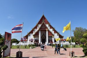 Un día en Ayutthaya: Templo con tejado triangular en color rojo y blanco.