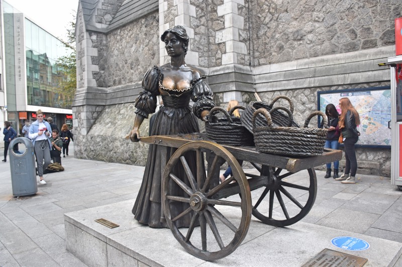Qué hacer en Dublín: tocarle los pechos a Molly Malone