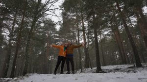 Adrián y yo abrazados entre árboles y nieve