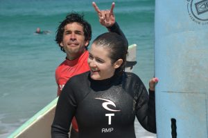 Hacer surf en Galicia - Monitor haciéndome burla en una foto