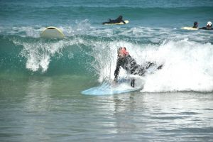 Hacer surf en Galicia - El Becario recibe un guantazo del mar