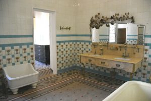 Qué hacer en Lloret de Mar: el baño lleno de detalles de la Casa Font
