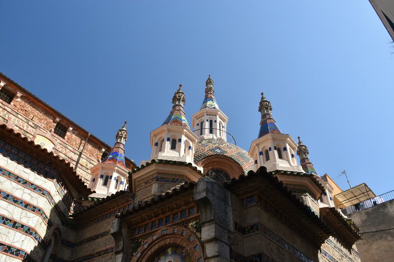 Qué hacer en Lloret de Mar: colorida cúpula de la Parroquia de Sant Romà