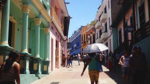 Guía para visitar Santiago de Cuba: calle enramada