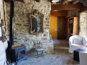 alojamiento rural ecológico en el Pirineo Aragonés: sala común en O Chardinet d'a formiga