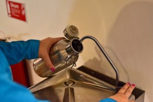 Rellenando botella agua Klean Kanteen