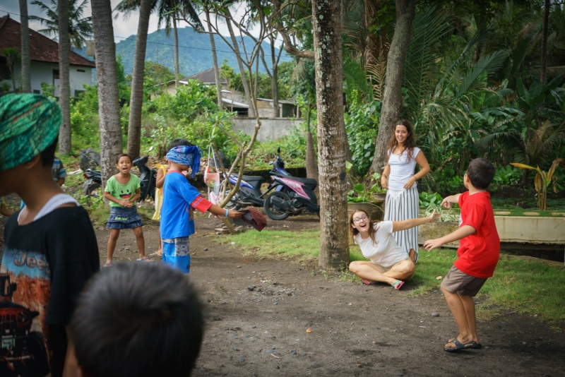 trip-drop en Bali: jugando con los niños