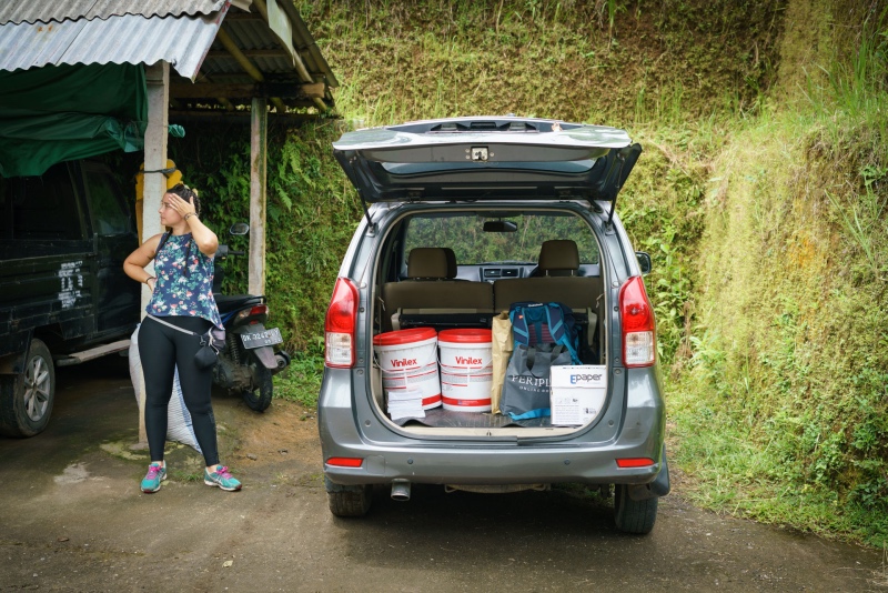 Trip-drop en bali: coche lleno de materiales