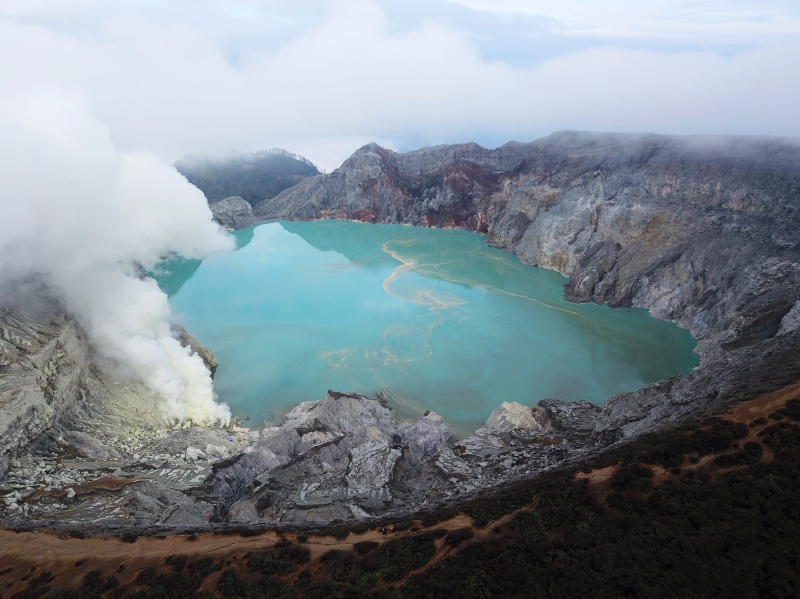 cómo llegar al volcán ijen por libre: el cráter del volcán