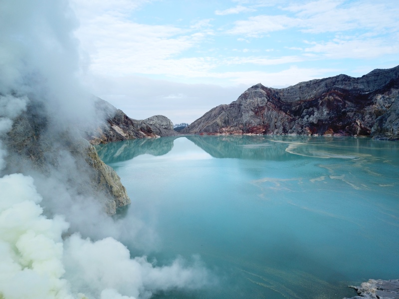 cómo llegar al volcán ijen por libre: el lago de color turquesa