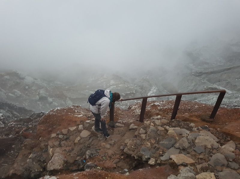 cómo llegar al volcán ijen por libre: el cansancio hizo que nos costase mucho volver a subir a la cima