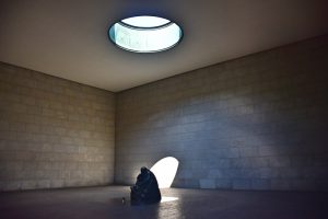 Cosas que hacer en Berlín: escultura de una madre sosteniendo a su hijo muerto en una sala vacía con un foco de luz natural