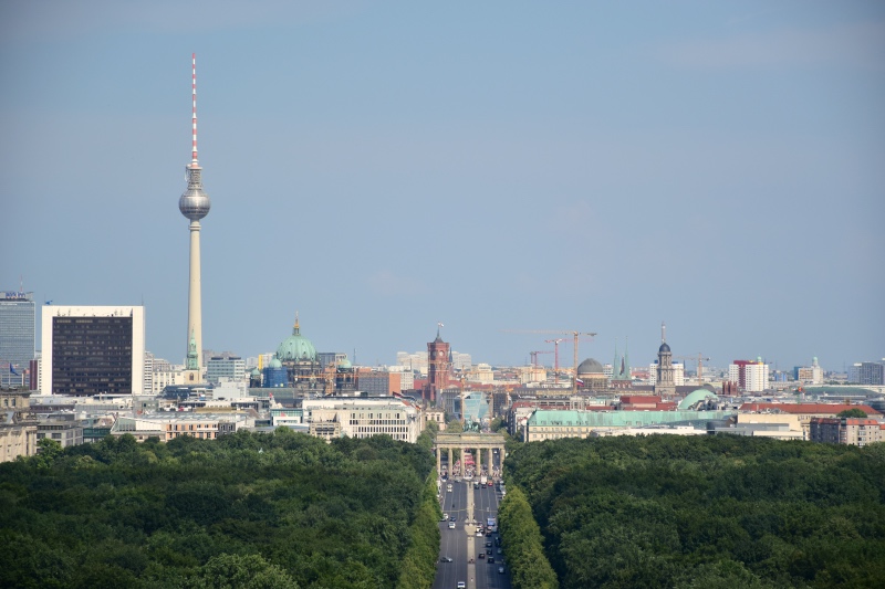 Cosas que hacer en Berlín: skyline de Berlín con la Torre de la televisión y la puerta de Brandemburgo