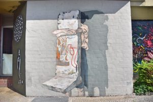 Los mejores grafitis de Berlín: Niña abrazada al muro de Berlín
