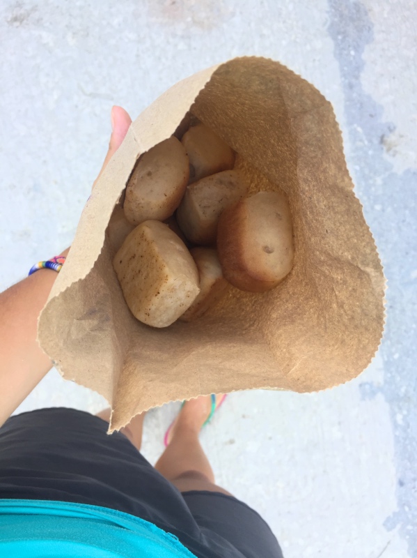 Guía para viajar a Siargao: pan de sal en una bolsita de papel