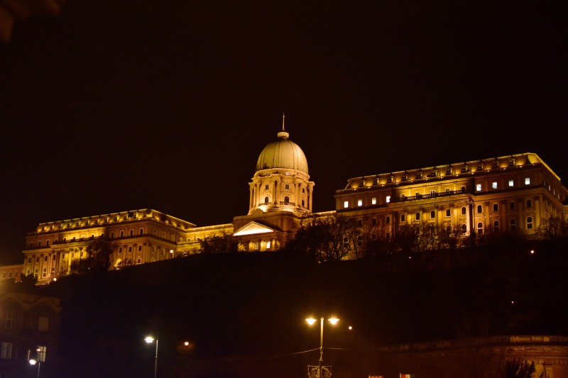 El Castillo de Buda iluminado de noche