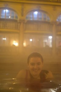 Disfrutando en la piscina exterior