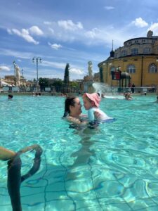 Disfrutando del Balneario Széchenyi con Lucía