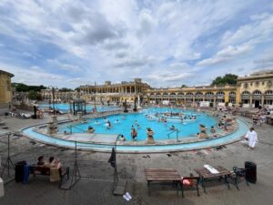 La zona exterior de los baños Széchenyi en Budapest