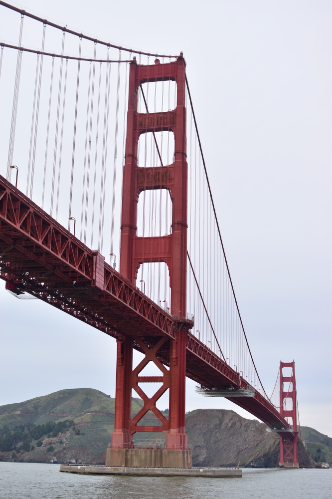 Los mejores miradores de San Francisco: Golden gate desde abajo en un día nublado