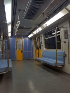 el metro el cairo interior vagón
