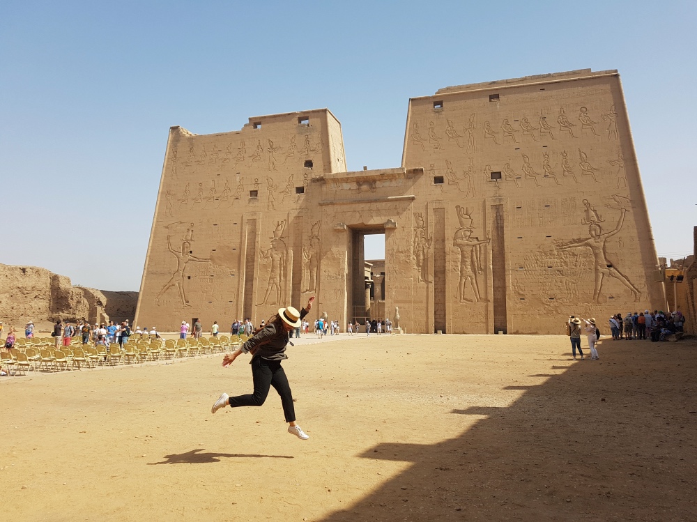 La entrada al templo de Edfú, uno de los mejores templos de Egipto