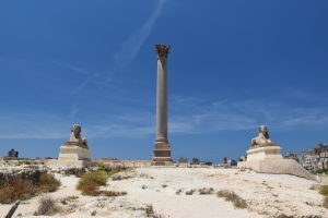 La columna de Pompeyo y dos esfinges a ambos lados