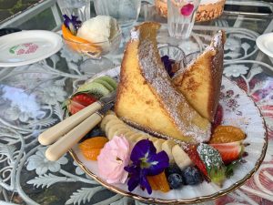 Una French toast con frutas y helado