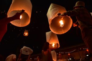 Lanzamiento de farolillos o linternas al aire en Chiang Mai. Loy Krathong en Tailandia