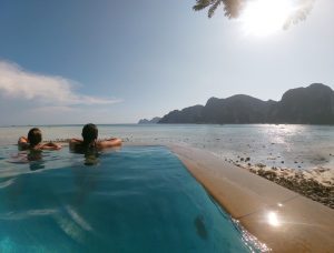 Qué hacer en Koh Phi Phi: un baño en una piscina infinita