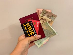 Pasaporte, tarjetas y dinero listo para entrar a un país sin billete de salida