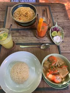 Comida típica tailandesa en un restaurante