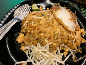 Un pad thai en el mercadillo nocturno junto al Centro Comercial Maya Lifestyle.