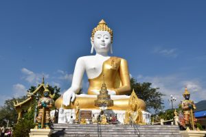 Qué hacer en Chiang Mai en 4 días: Buda gigante sentado en dorado y blanco.