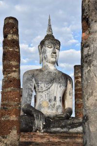 Sukhothai en un día: Buda Sentado rodeado por columnas