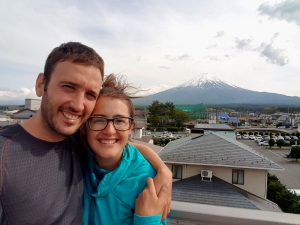 carla y adrian juntos con el monte Fuji de fondo. preguntas y respuestas 2021