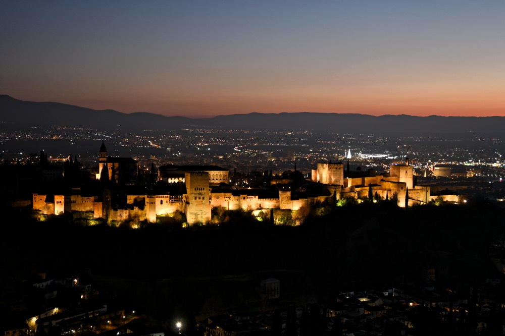 Alhambra iluminada de noche