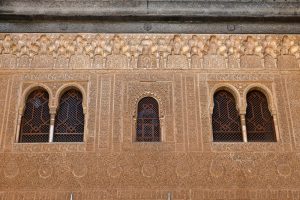 Detalles geométricos y ventanas de estilo árabe.