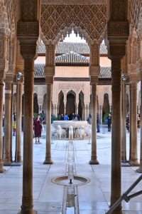 Visitar la Alhambra de Granada: patio de estilo árabe con una fuente en el centro y esculturas de leones alrededor.