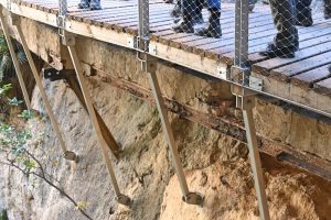 Hacer el Caminito del Rey en Málaga: detalle de la pasarela nueva con los restos de la pasarela antigua debajo.