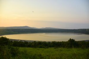 Visitar el Parque Nacional Queen Elizabeth: lago al atardecer