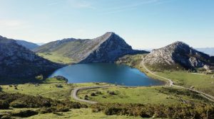 España en 3 semanas: Lago azul entre montañas y vegetación
