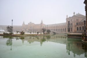 La Plaza de España en un día de niebla