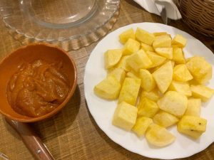 Salsa brava y patatas.