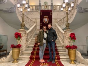 Adrián y yo a los pies de la escalera del Palacio Consistorial