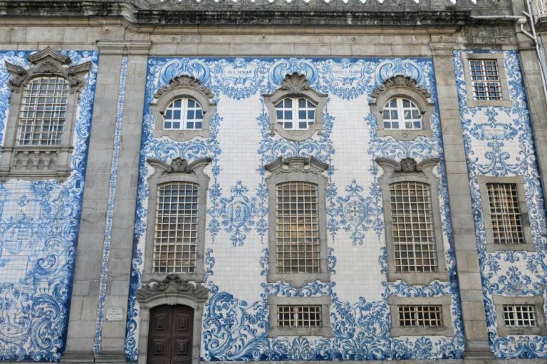El lateral de la Capela das Almas recubierto de azulejos
